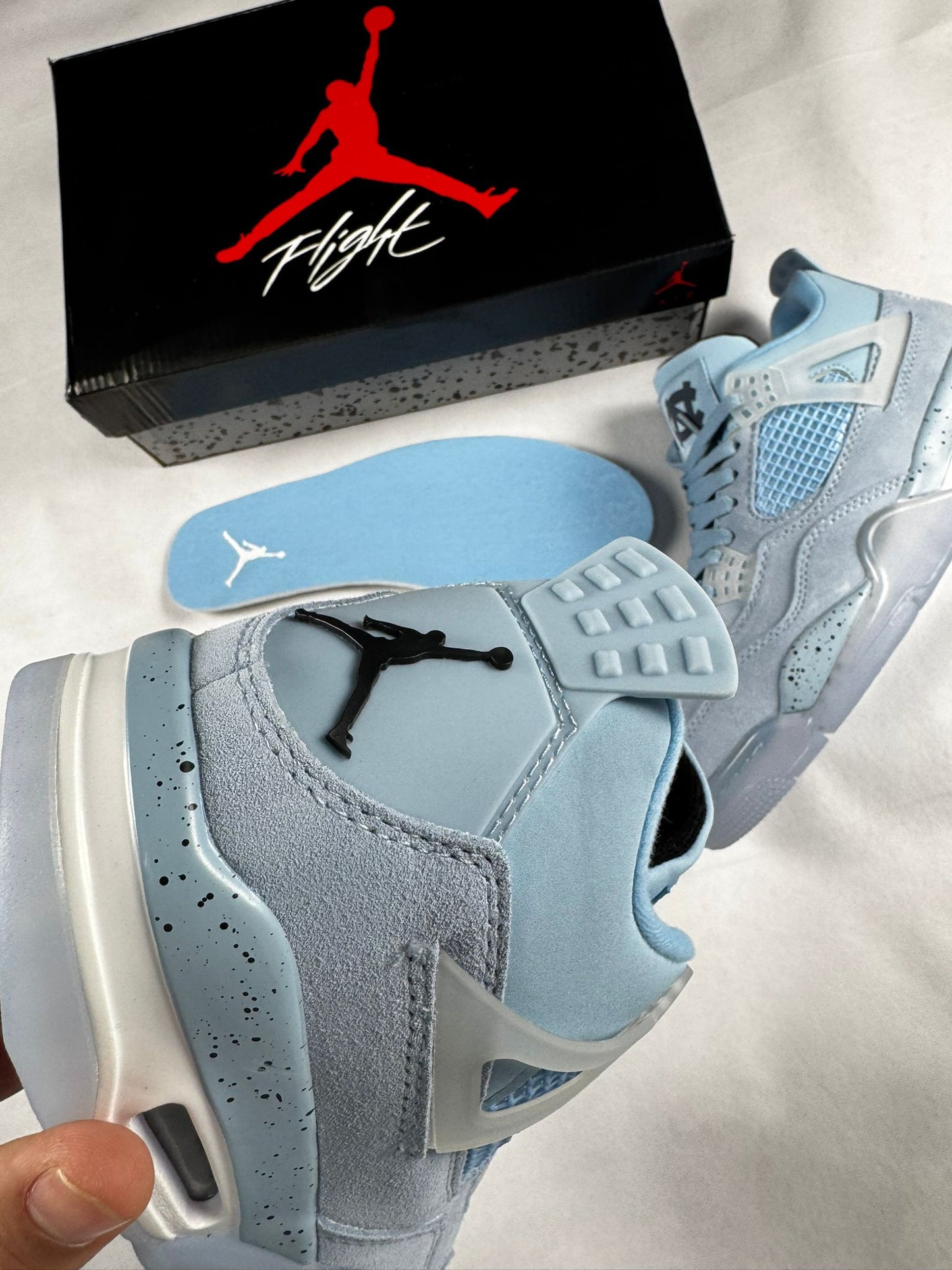 Jordan 4 azul detalles blancos