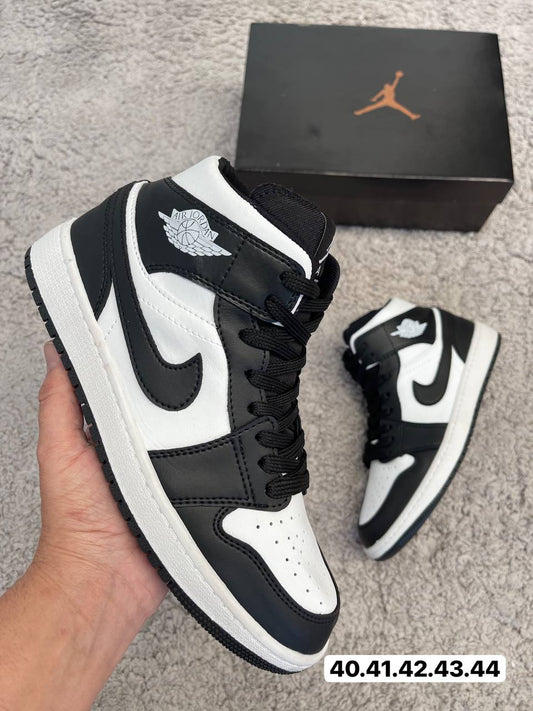 JORDAN 1 negras y blancas
