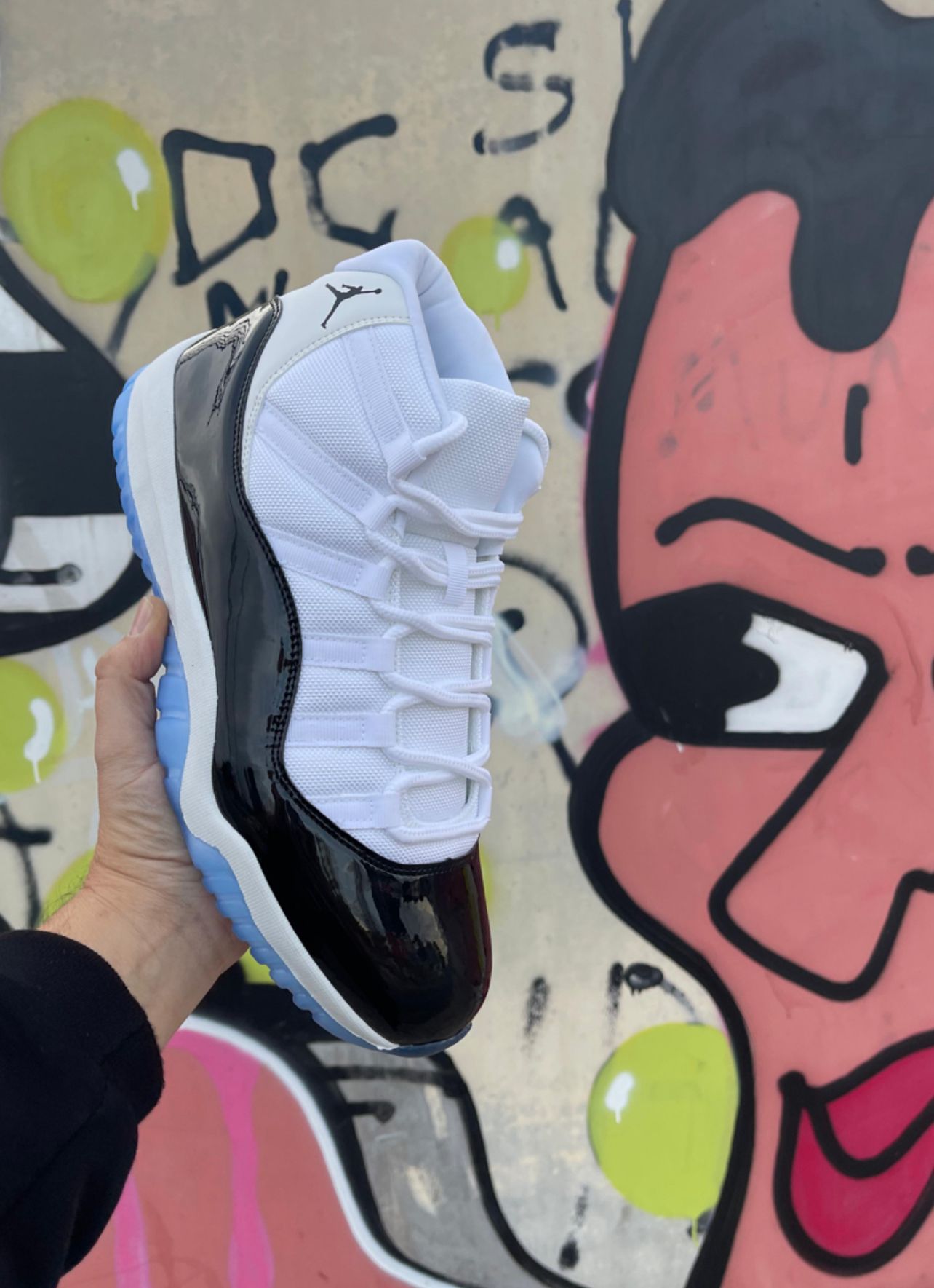 JORDAN 11 NEGRA BLANCA suela azul