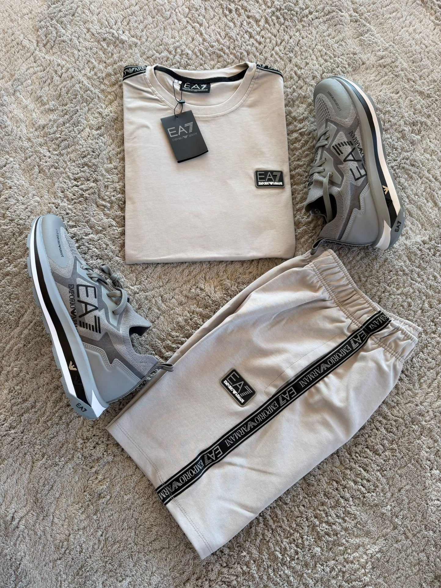 Conjunto corto armani gris logo negro detalles blancos