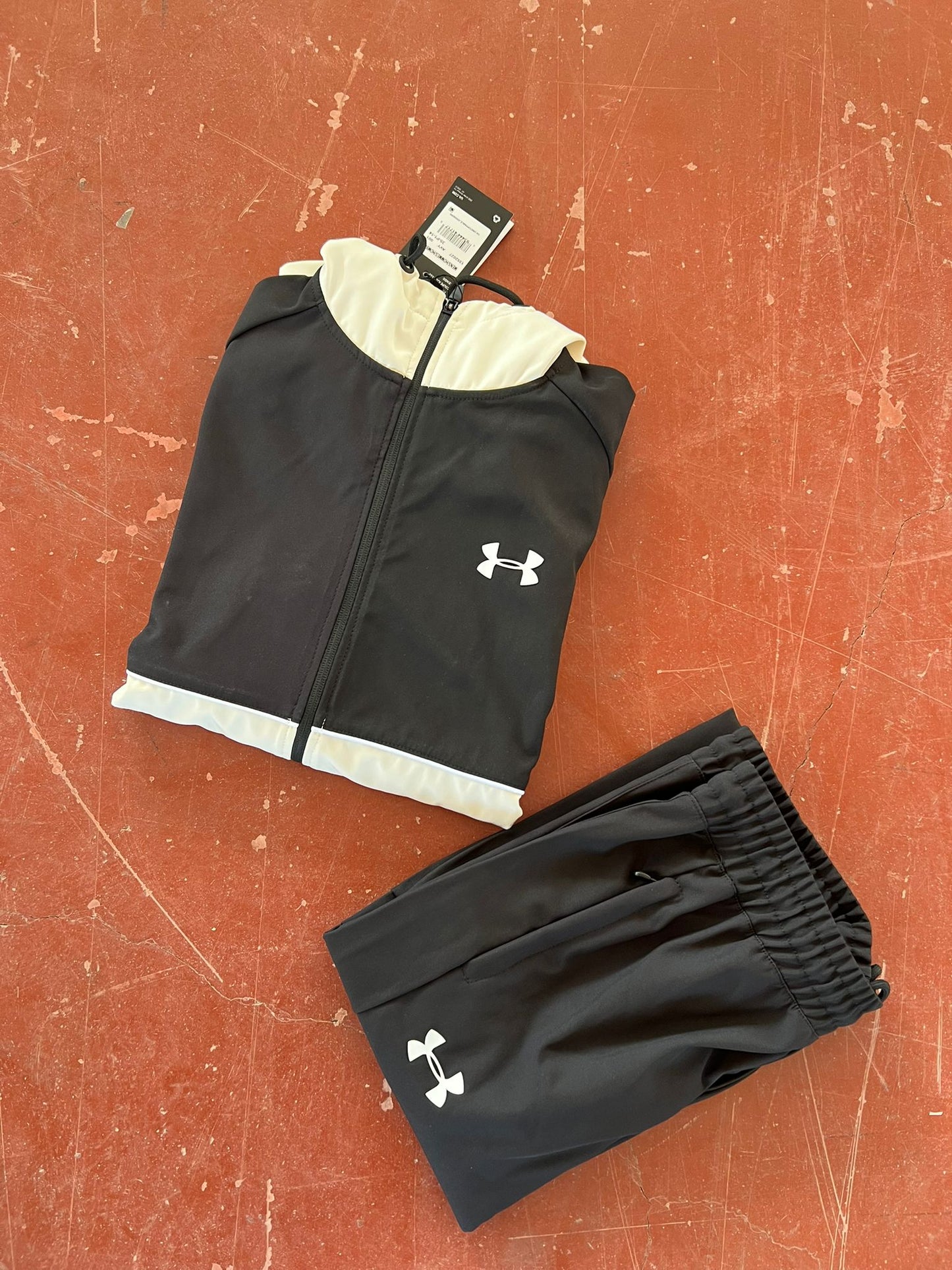 Chandal Under Armour blanco y negro logo blanco