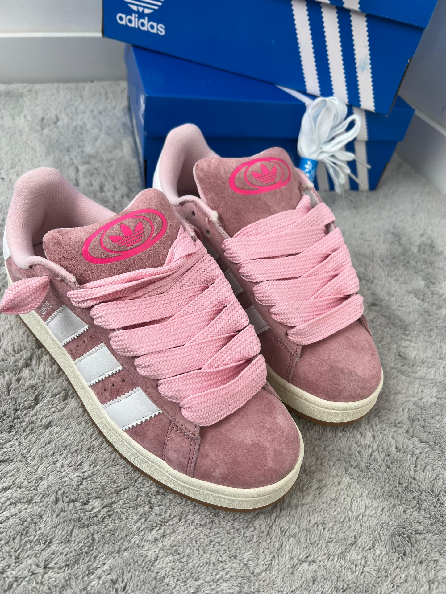 Adidas campus rosa logo blanco