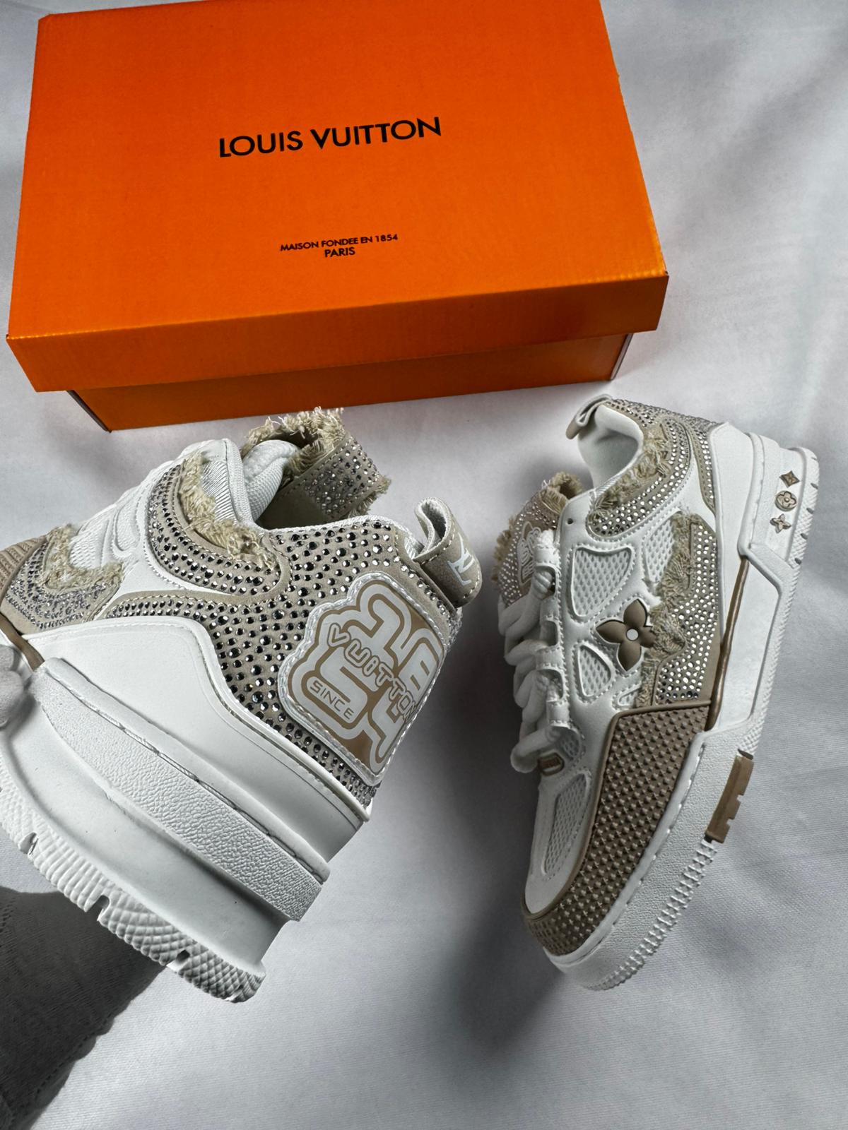 LV skate blancas y beige piedras brillantes