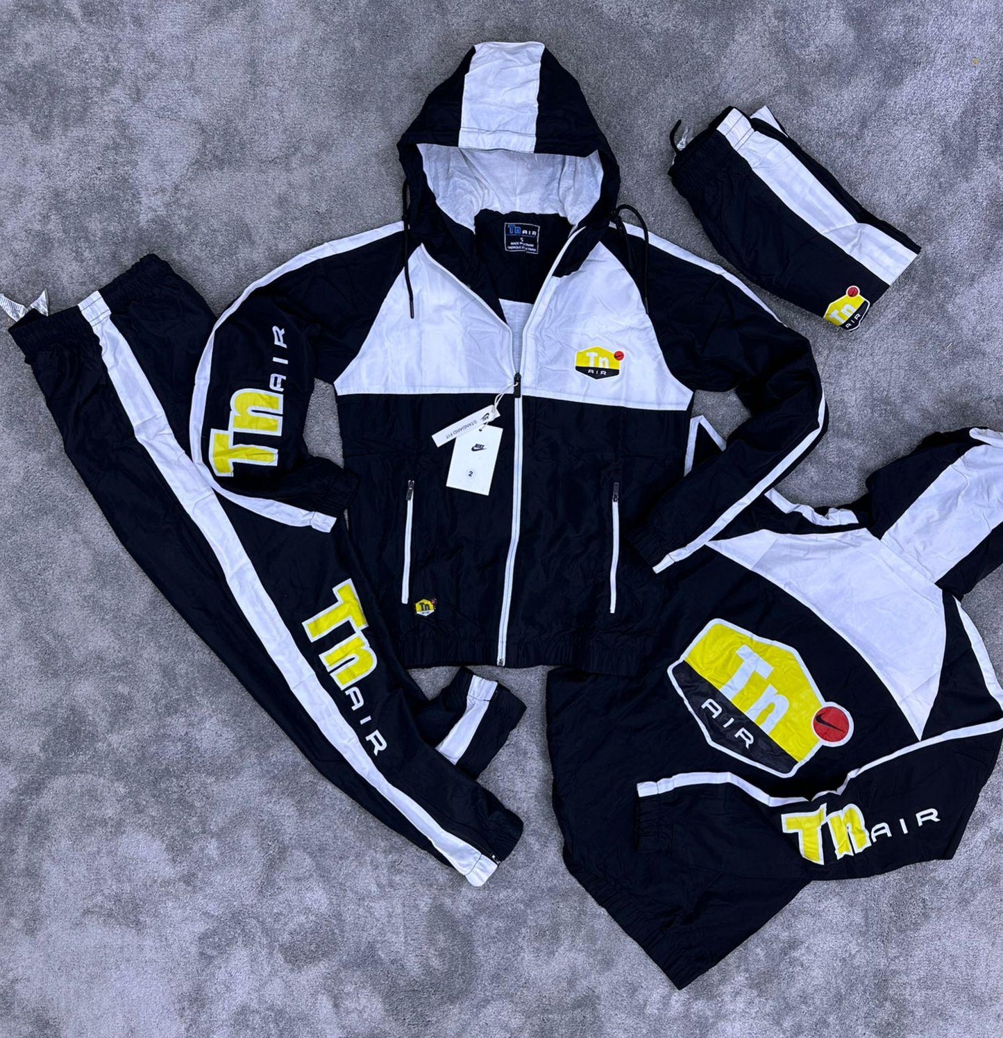 Chandal Nike tn negro y blanco logo amarillo