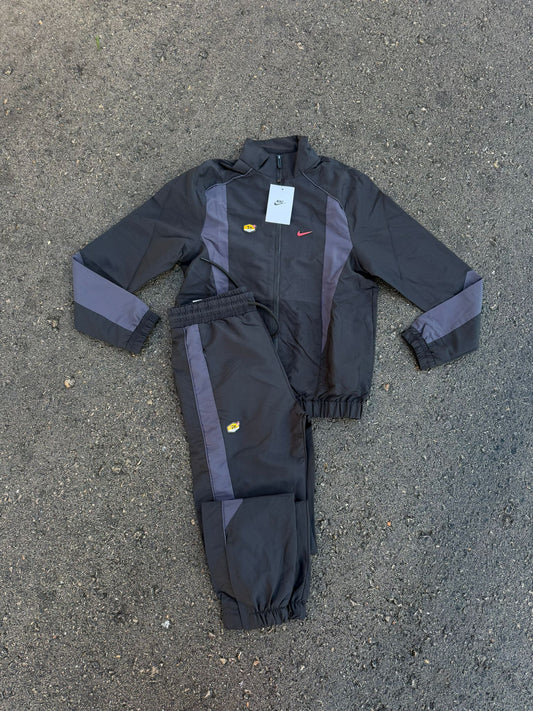 Chandal nike negro y gris logo rojo contorno negro