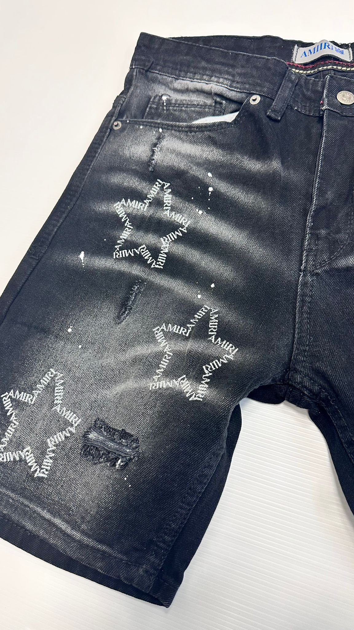 Pantalon corto amiri logos blancos