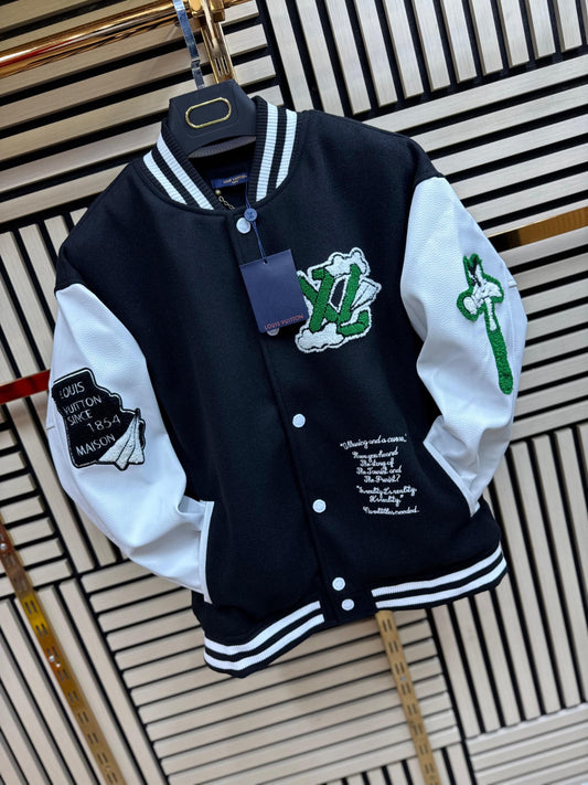 Chaqueta LV negro logo verde detalles blancos