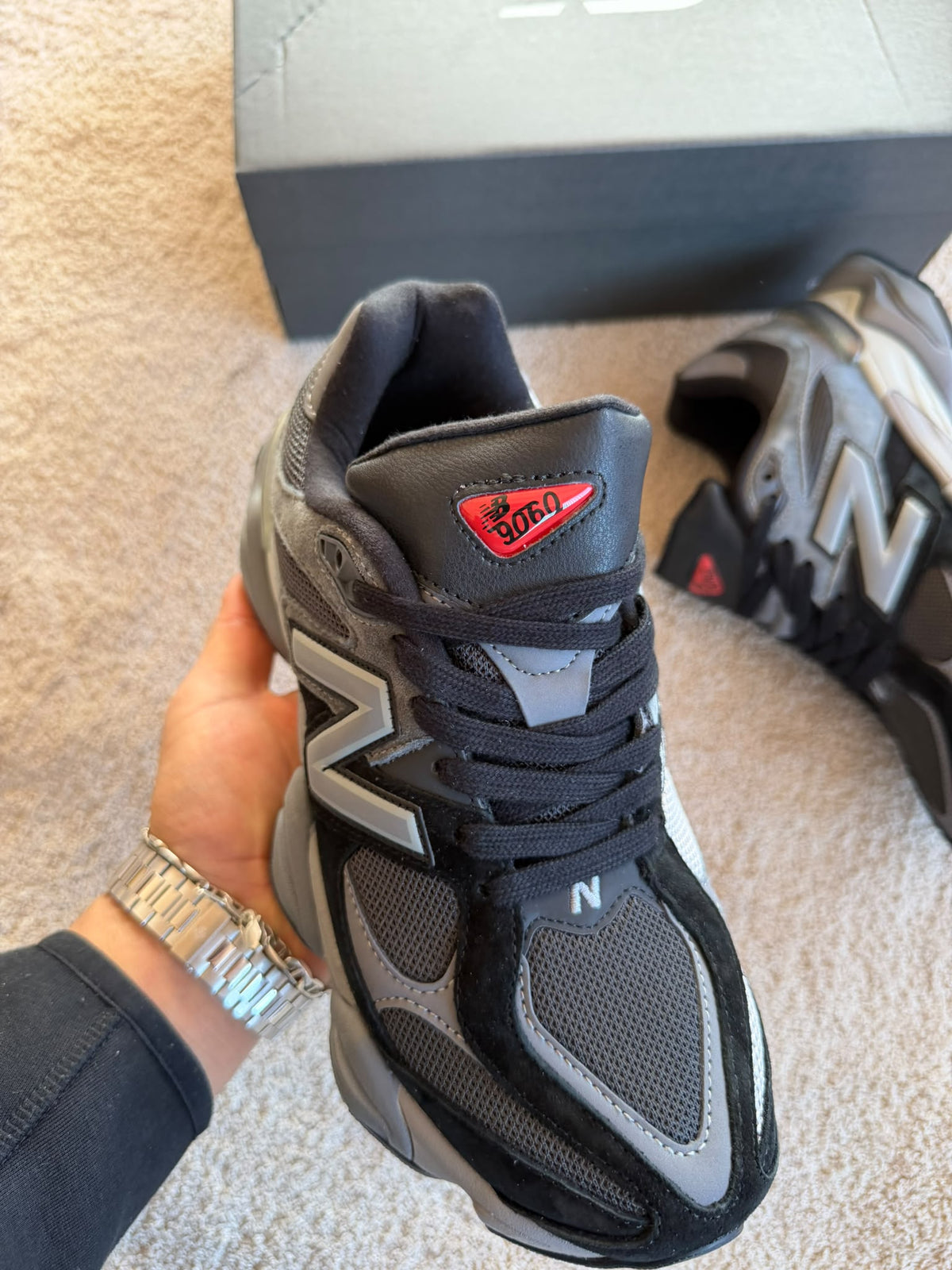 New Balance 9060 grises y negras