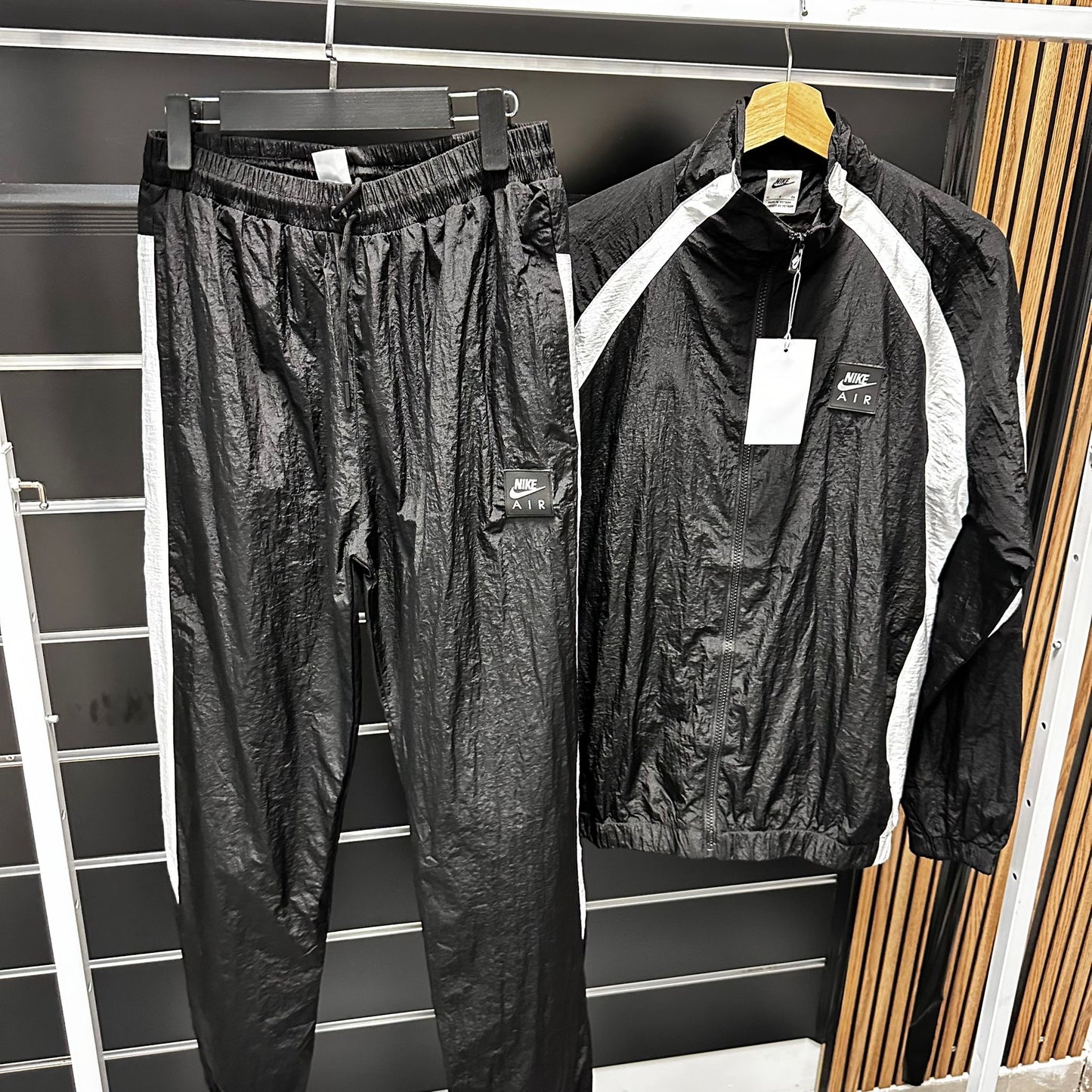 Chandal Nike negro logo blanco lineas blancas