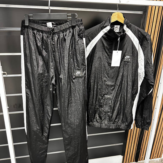 Chandal Nike negro logo blanco lineas blancas