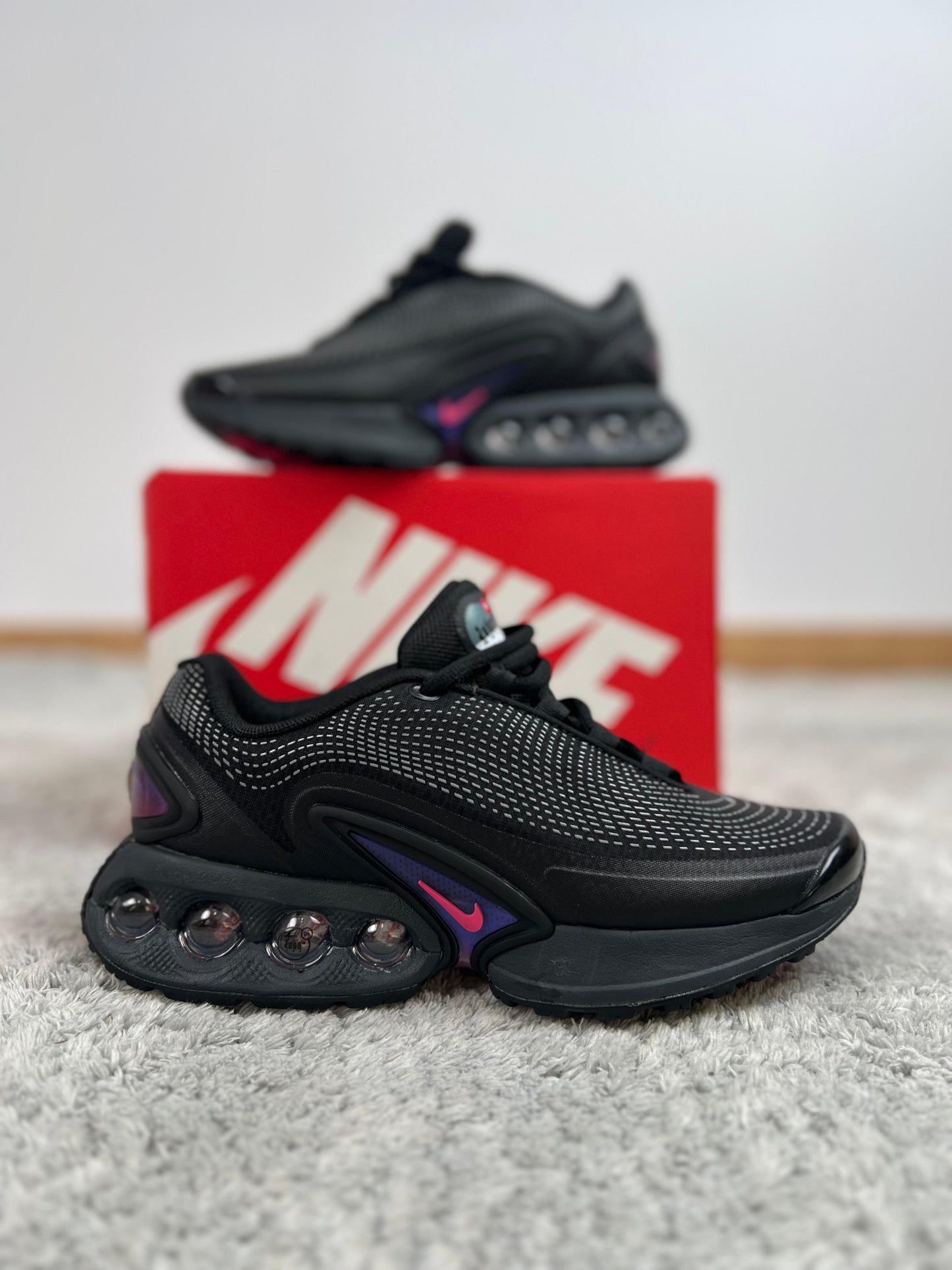 Nike TN DN negras logo morado