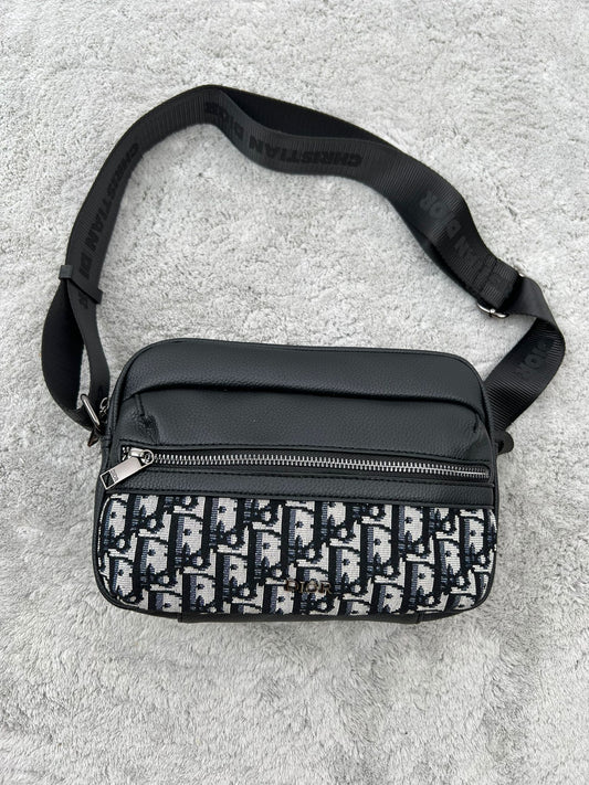 BANDOLERA DIOR negra logo blanco y negro