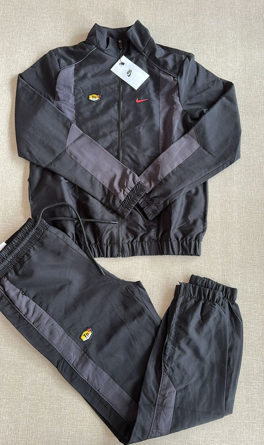 Chandal Nike TN negro y gris logo rojo contorno negro