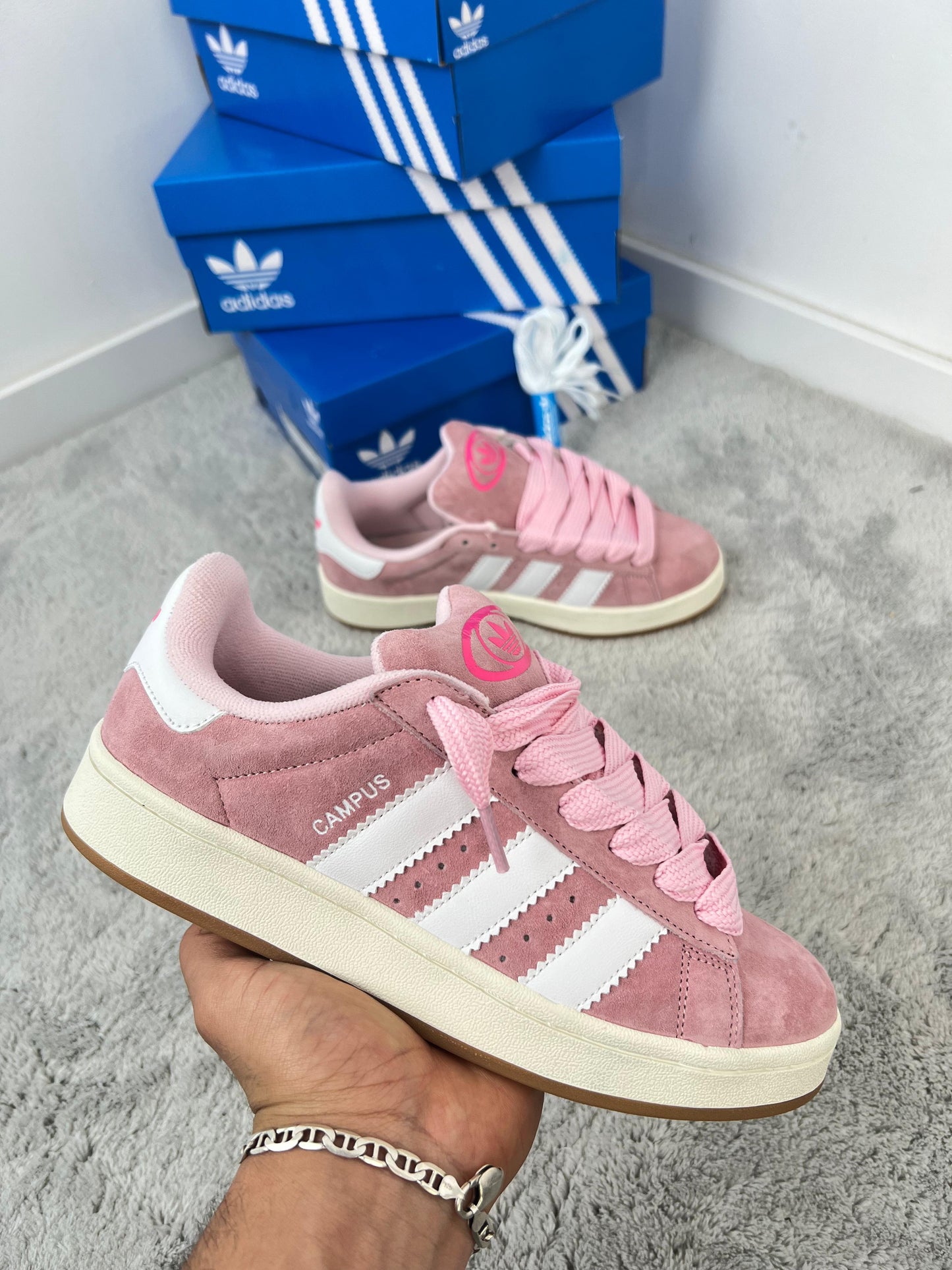 Adidas campus rosa logo blanco