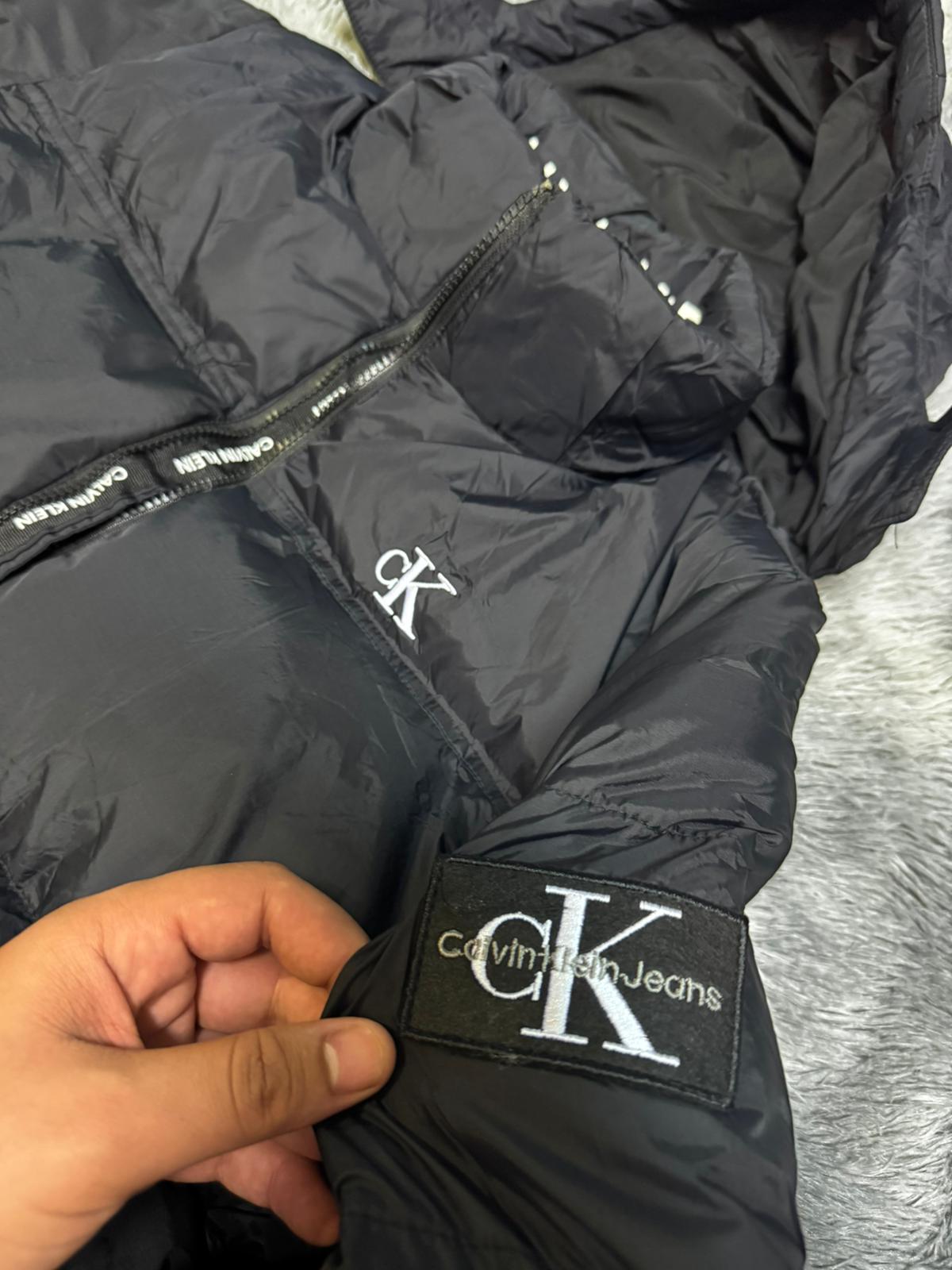 Chaqueta calvin klein negra logo blanco