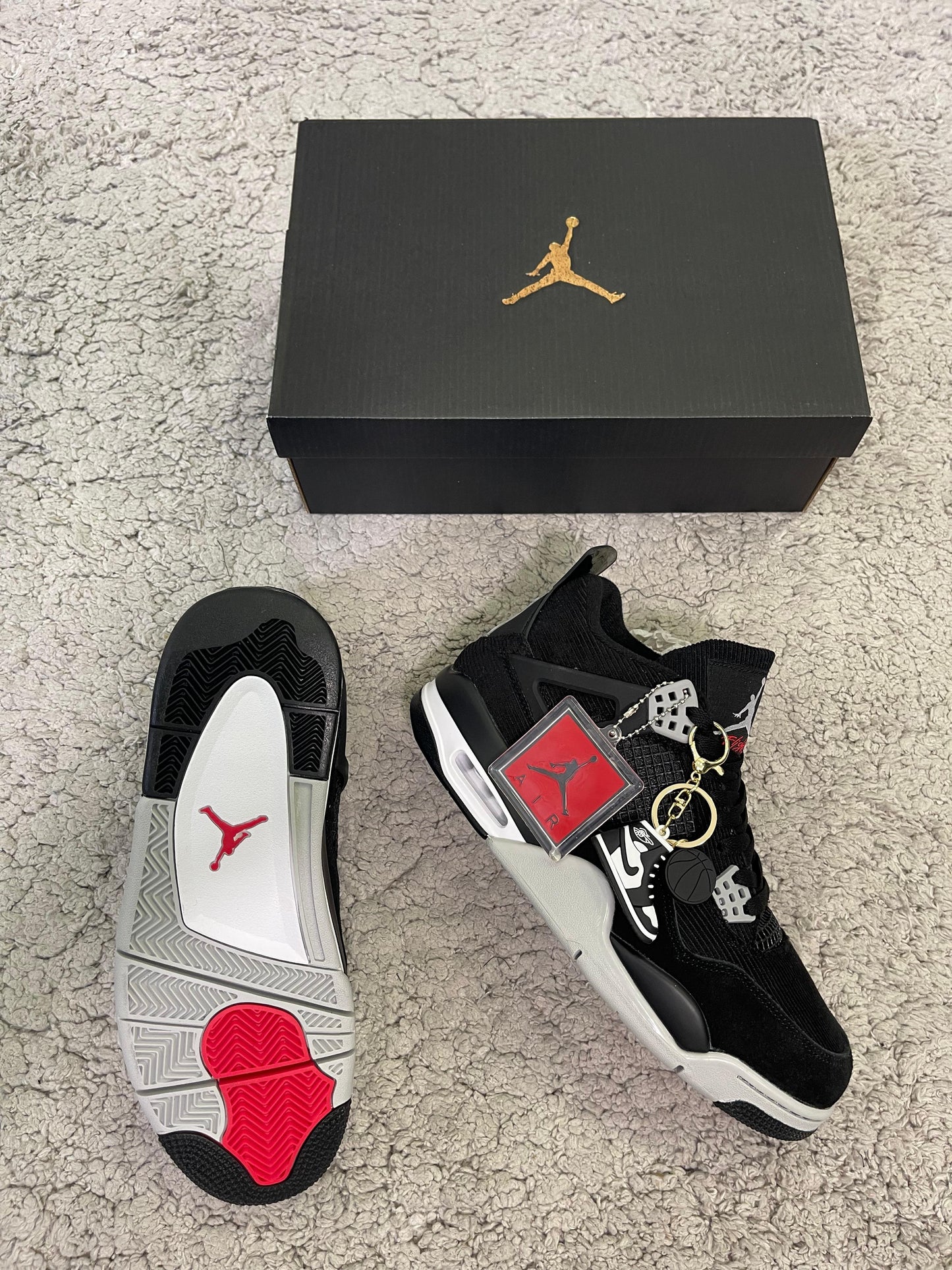 JORDAN 4 negras detalles blancos y rojos