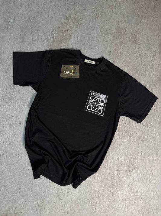 Camiseta Loewe negra logo blanco graffiti