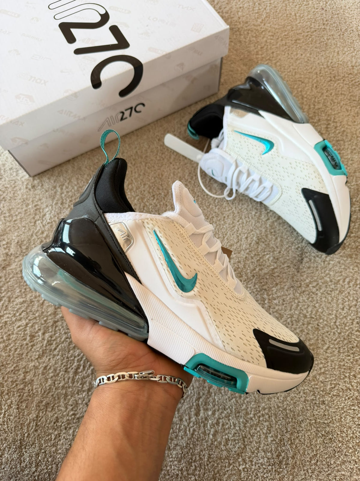 Air max 270 blanca logo azul detalles negros