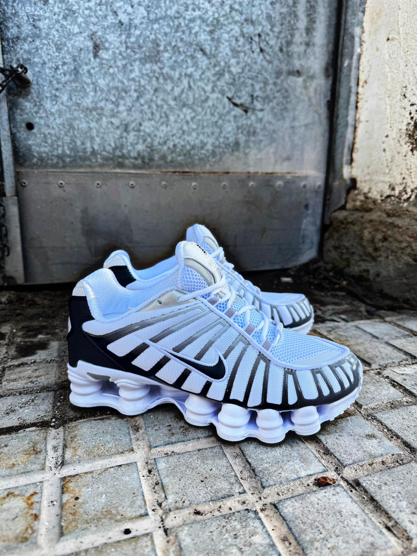 Shox blancas y negras logo negro contorno blanco