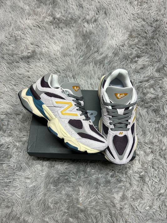 New Balance 9060 blancas logo amarillo detalles azules