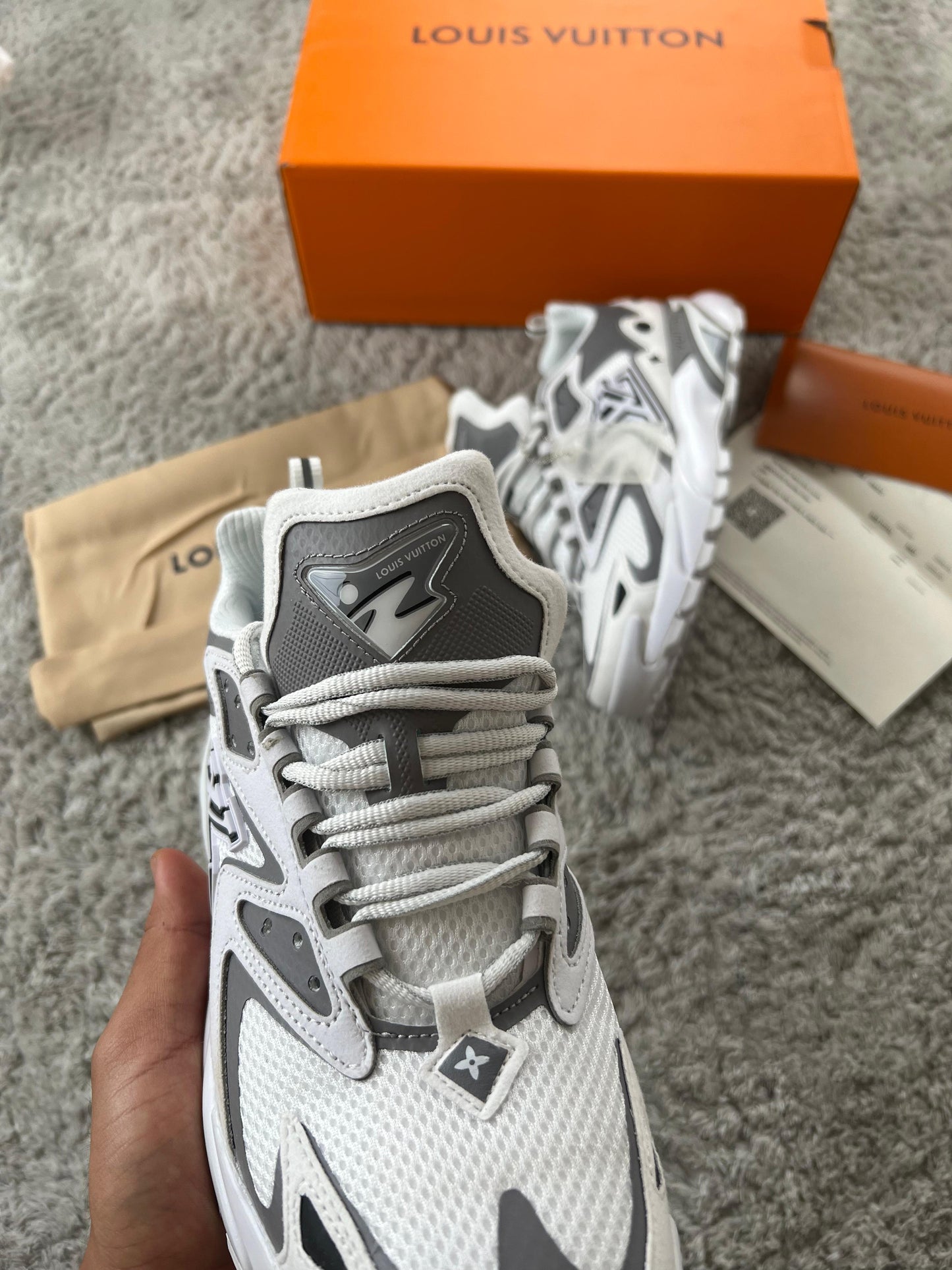 LOUIS VUITTON Runner TATIC blanca y gris