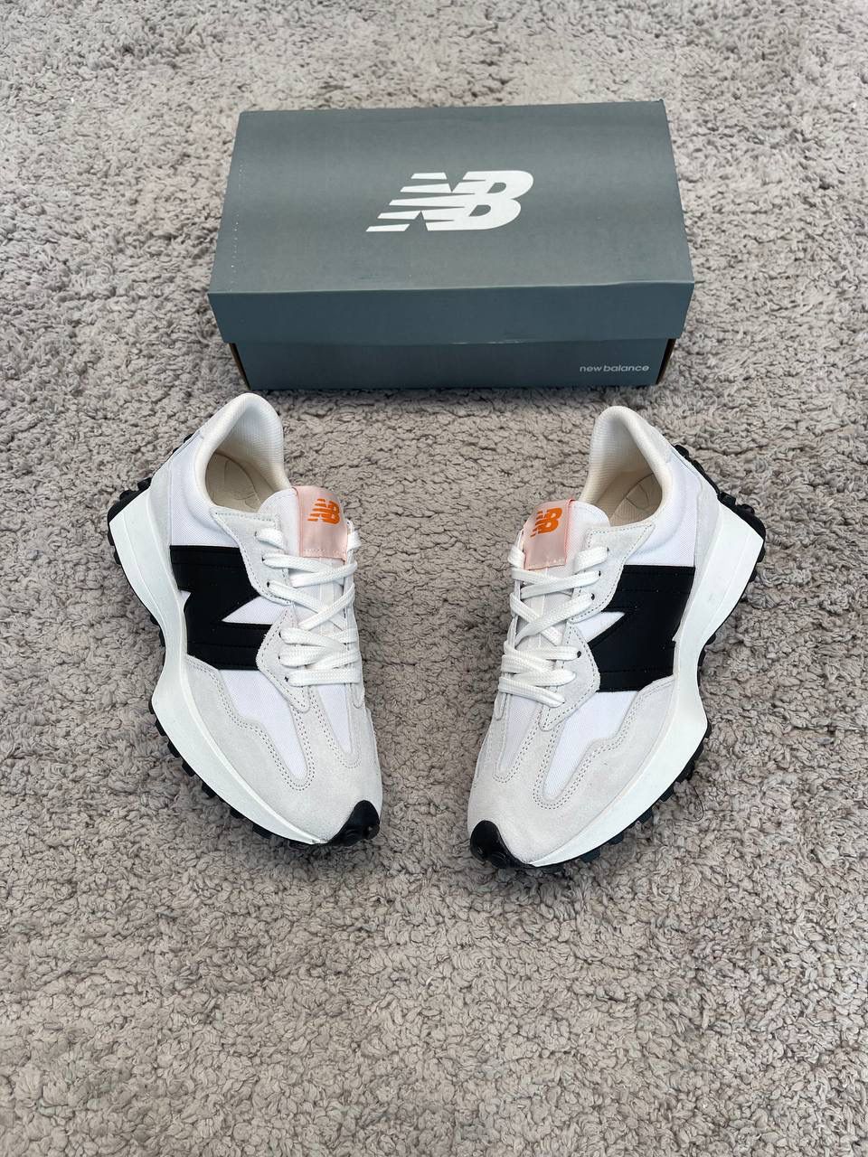 NEW BALANCE 327 blancas logo negro