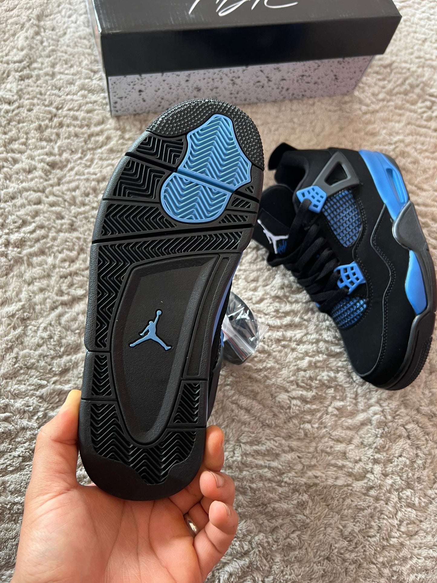 Jordan 4 negras y azules logo blanco
