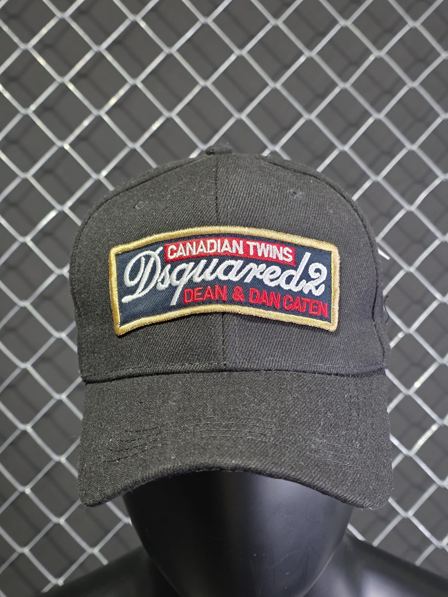 Gorra Dsquared2 gris logo rojo y blanco