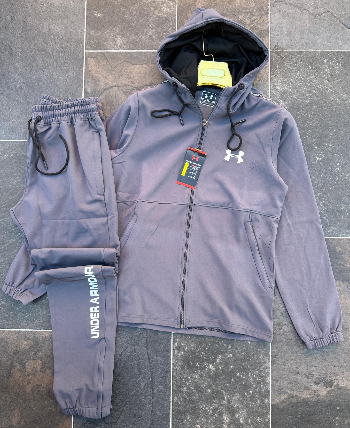 Chandal under armour grises logo blanco