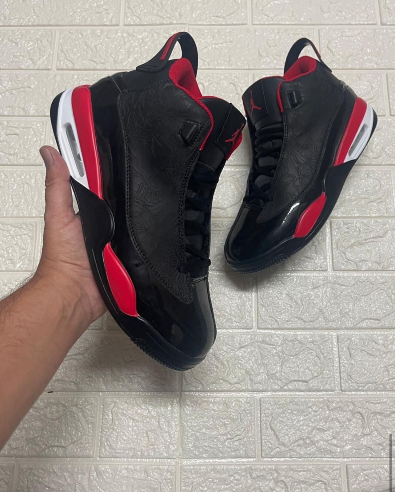 JORDAN 6 negras detalles rojos y blancos