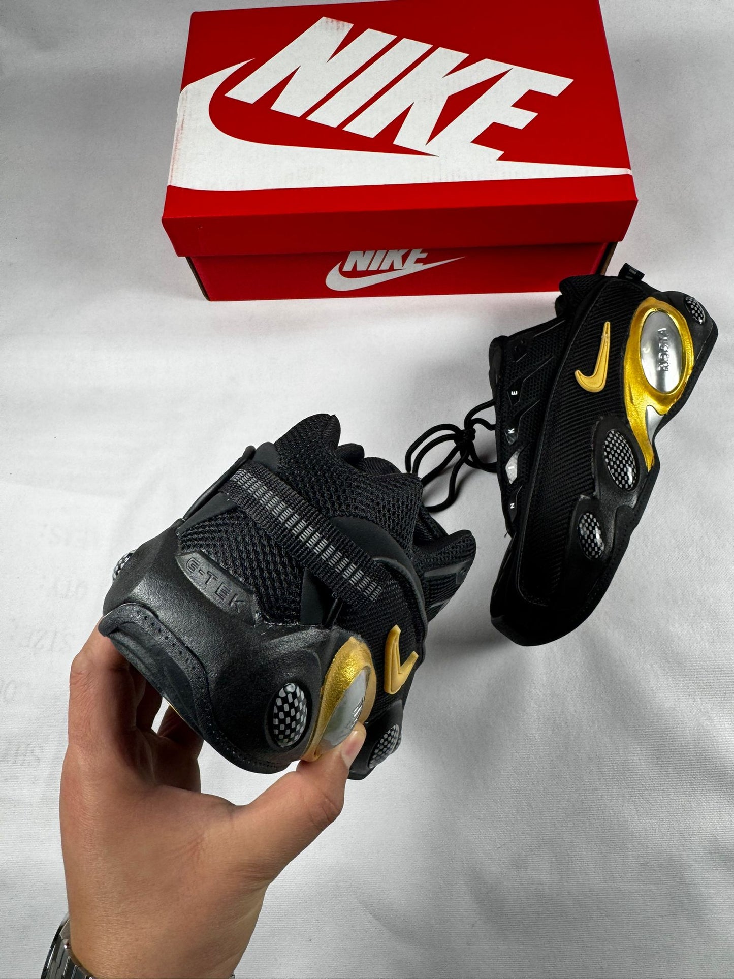 Nike nocta negro logo dorado detalles plateados