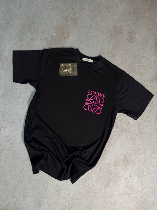 Camiseta Loewe negra logo rosa lateral