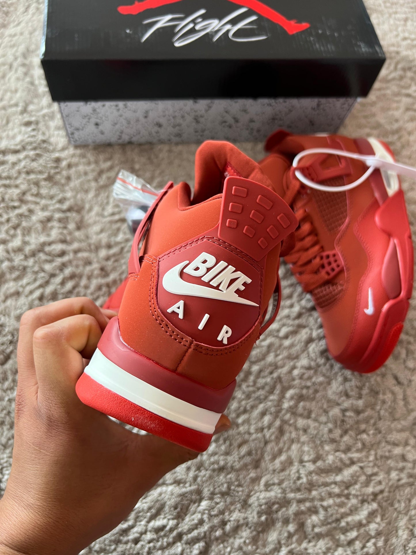 Jordan 4 rojas logo blanco
