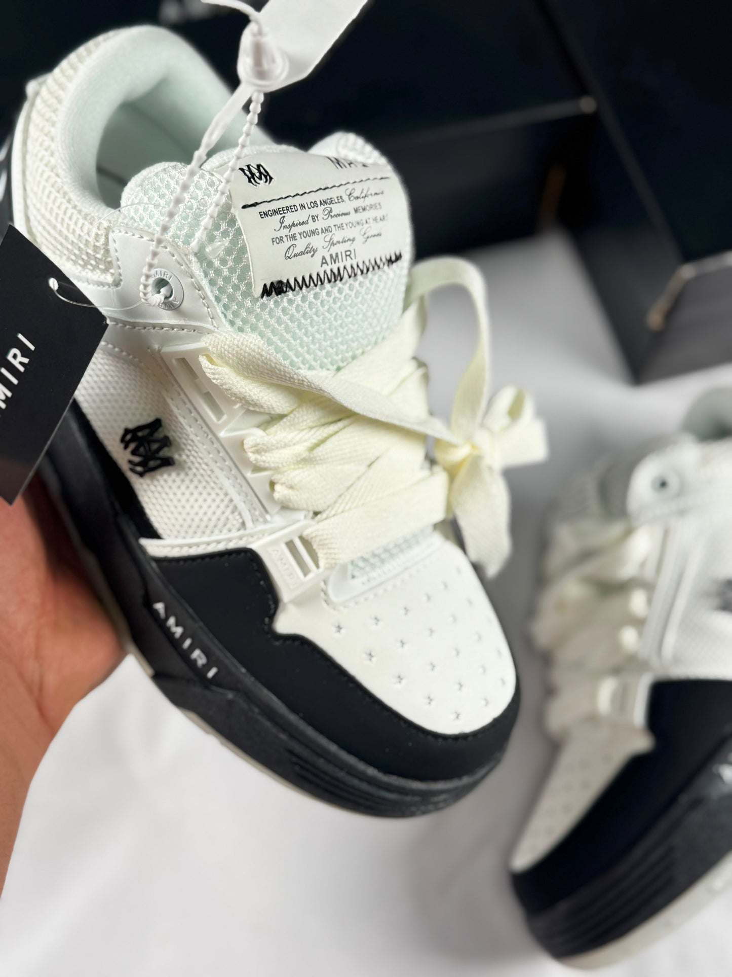 Amiri blancas y negras logo negro