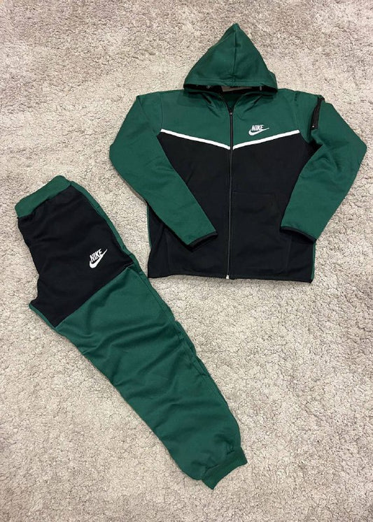 Nike Tech verde y negro logo blanco lineas blanco