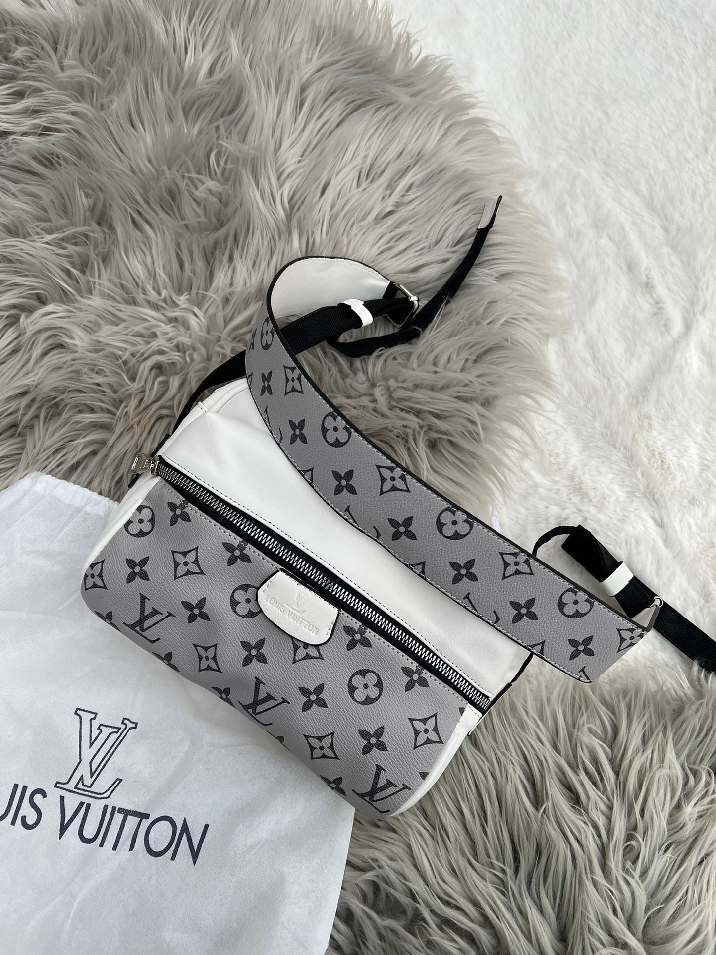 Bandolera LV gris logo negro