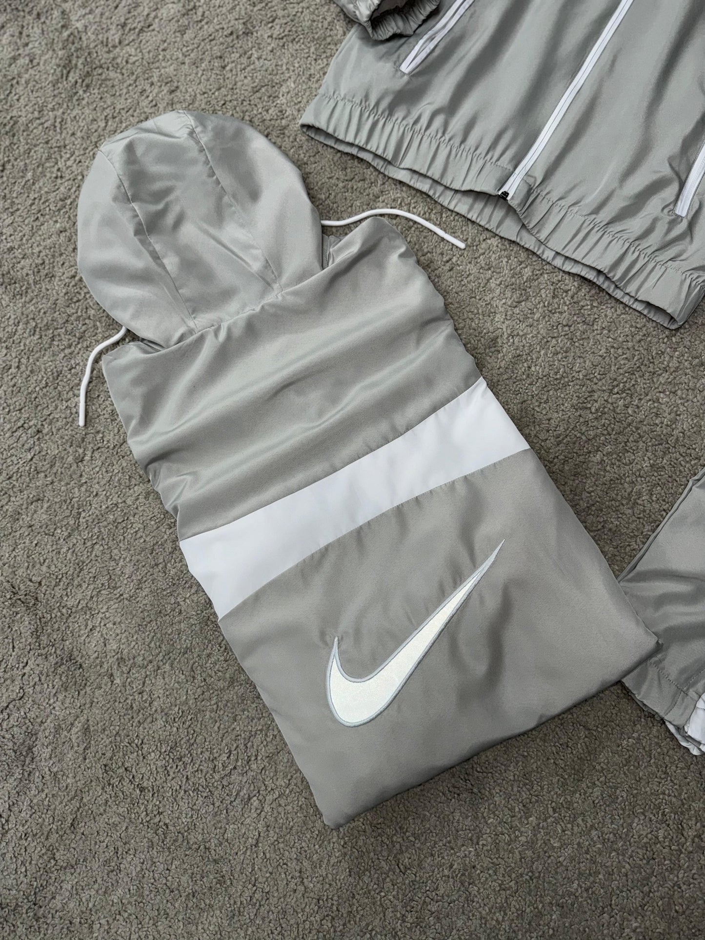 Chandal Nike gris y blanco logo blanco