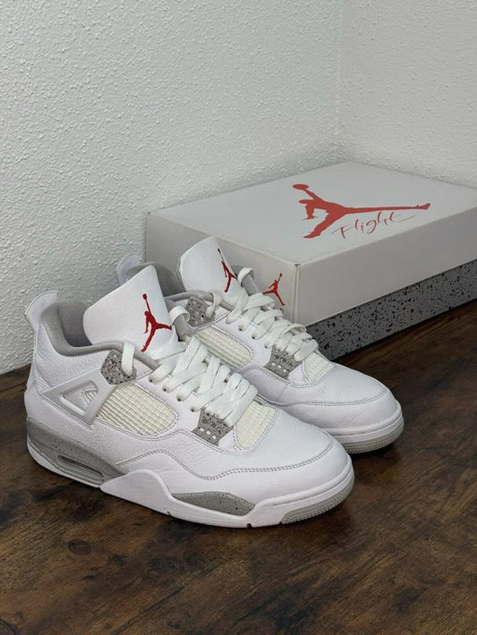 JORDAN 4 blancas detalles grises logo rojo