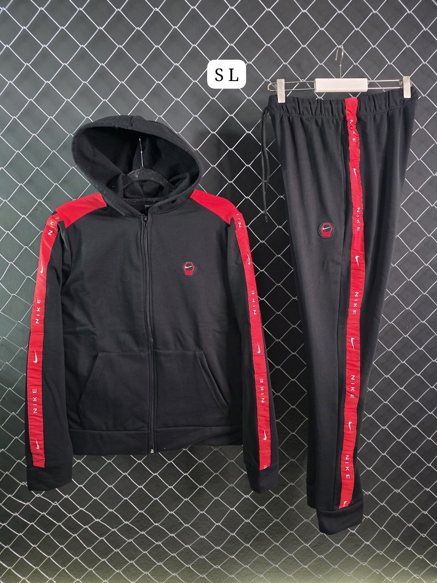 Chandal nike negro detalles rojos y blancos logo blanco