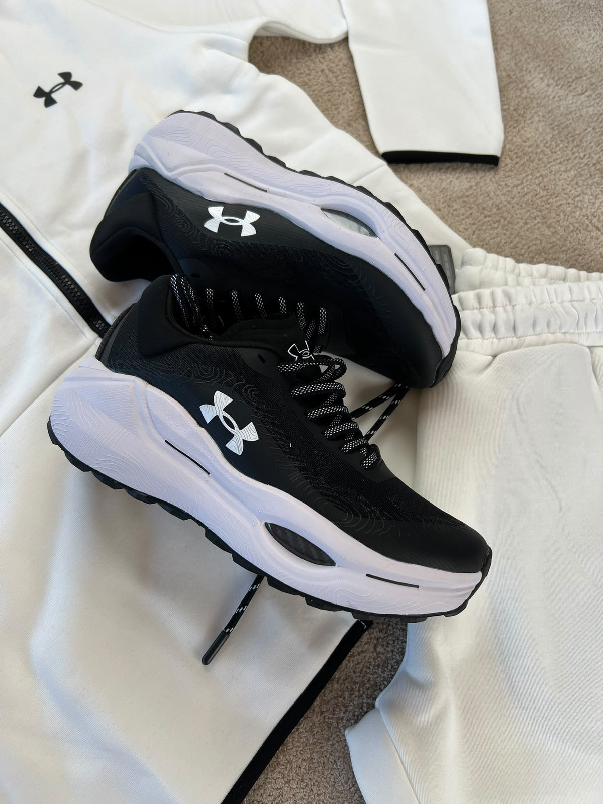 UNDER ARMOUR negras logo blanco
