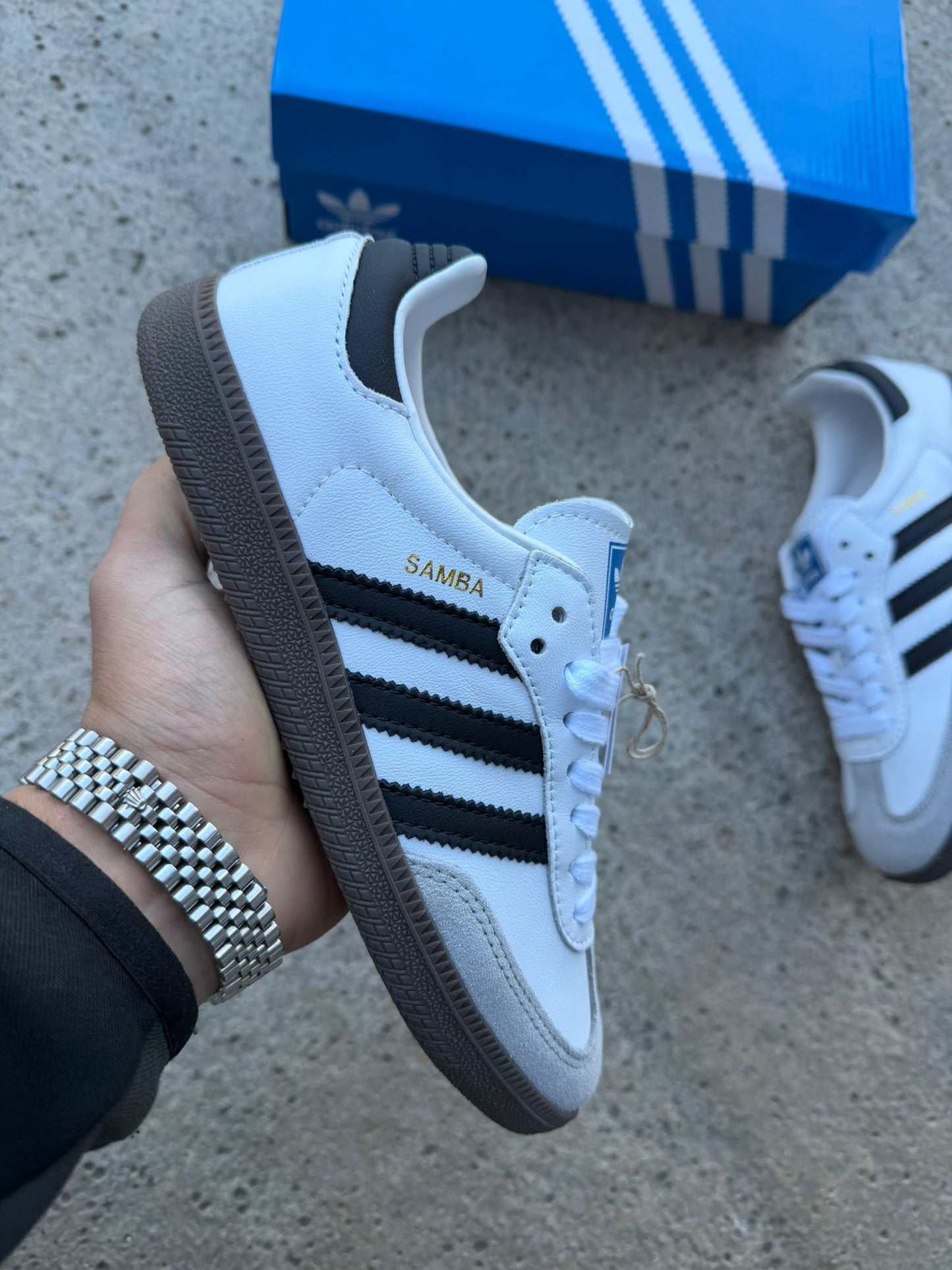 Adidas samba logo dorado lineas negras
