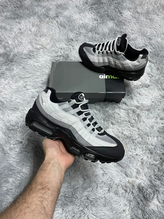 Air max 95 blanca detalles grises y negros logo blanco