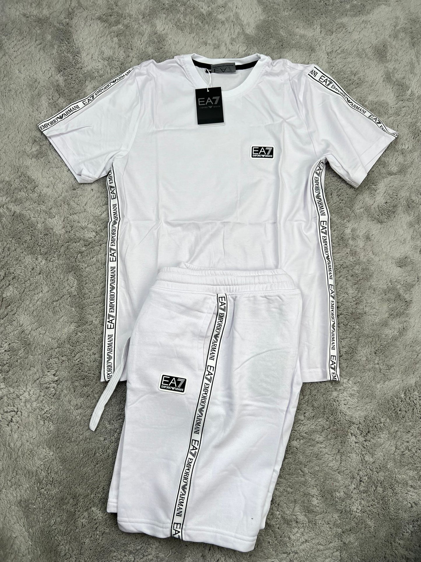 Conjunto corto armani blanco logo negro detalles blancos
