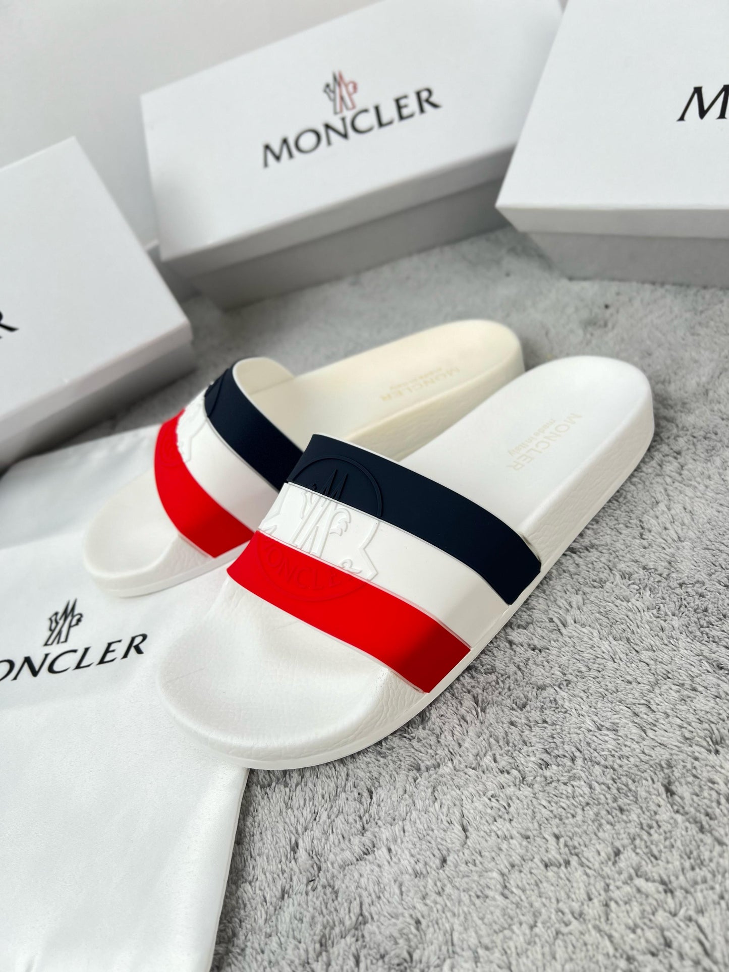 Chancla Moncler blanca logo tricolor