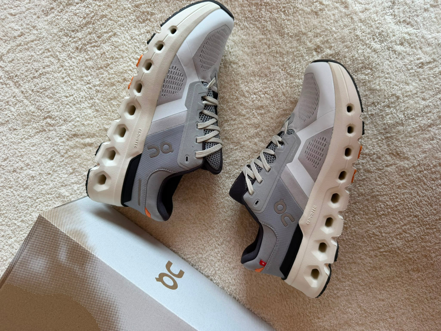 Zapatillas On Running CLOUDTILT grises y blanco logo gris
