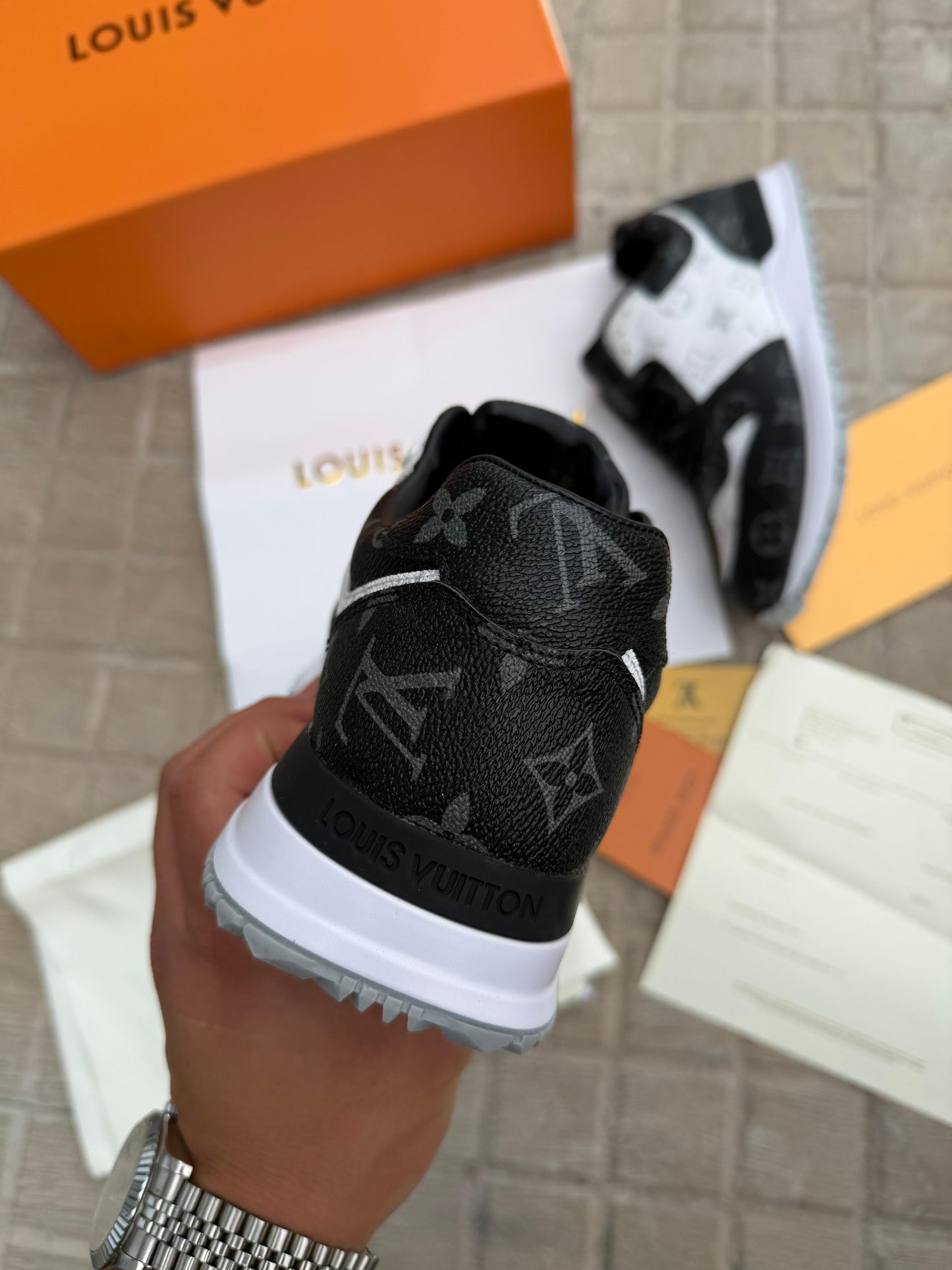 LV Run Away Negras y blancas logo gris