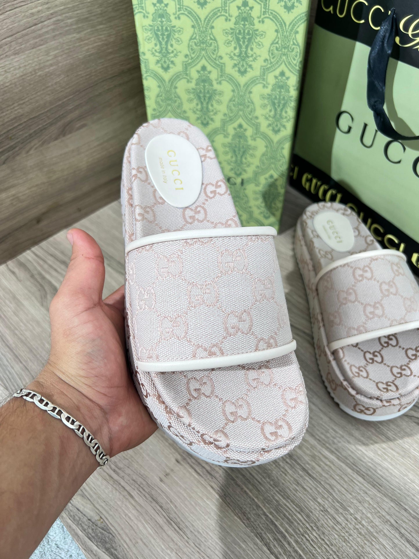 Chancla Gucci mujer terciopelo blanco logo marron detalles blanco