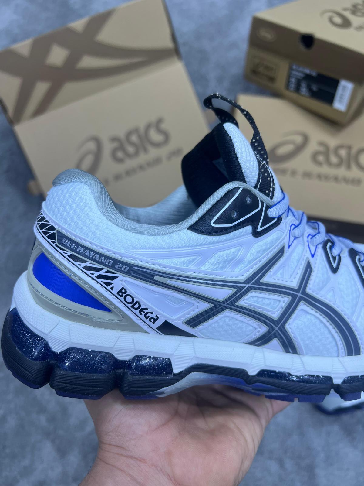 ASICS GEL-Kayano 20 “Bodega” blancas logo negro detalles azules