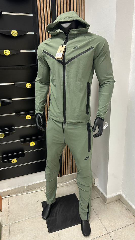 Chandal Nike Tech verde bosque lineas negras