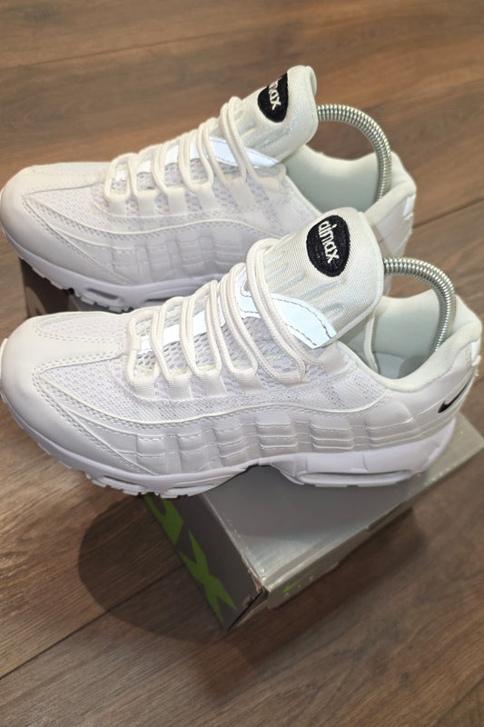 Air max 95 blanca  logo y lengueta negra